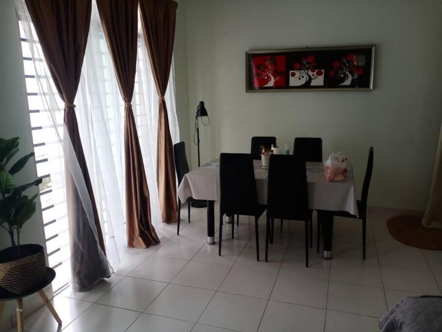 Klia Homestay Ummie Labu Esterno foto